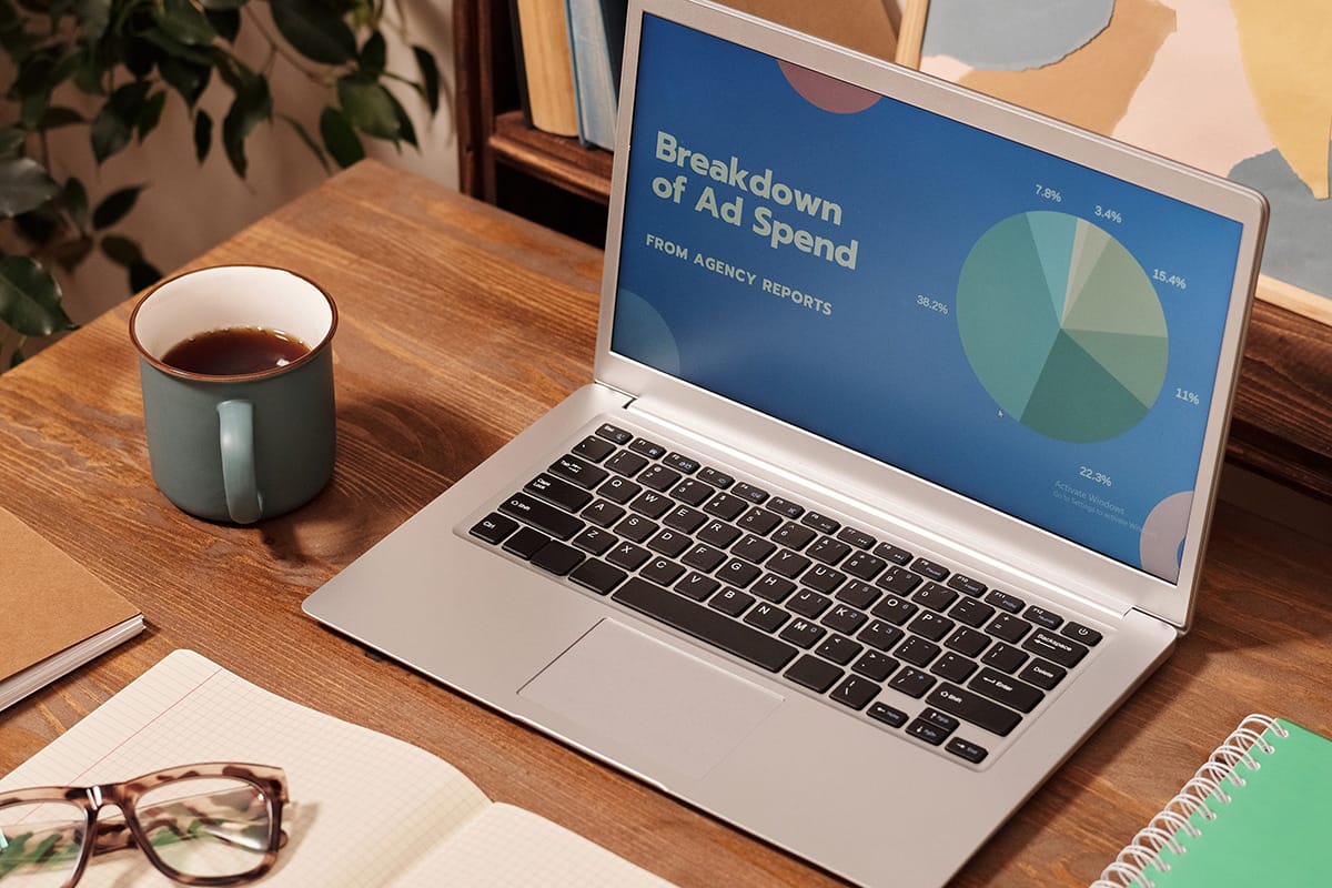 advertising-online-marketing-desk-business-promotion