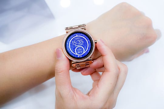 smartwatch-time-clock-wrist-technology-accessory