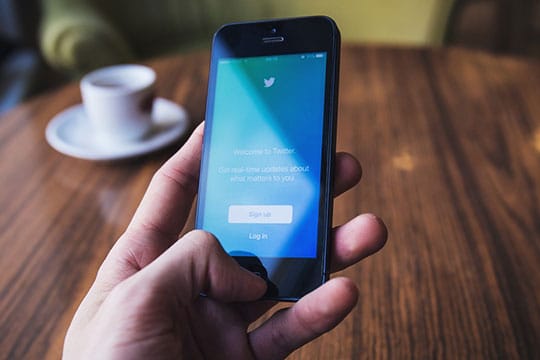 apple iphone smartphone - social media - twitter