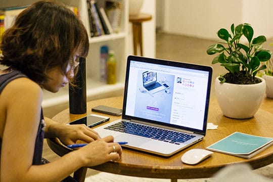 business-desk-job-learn-macbook-office-work-study