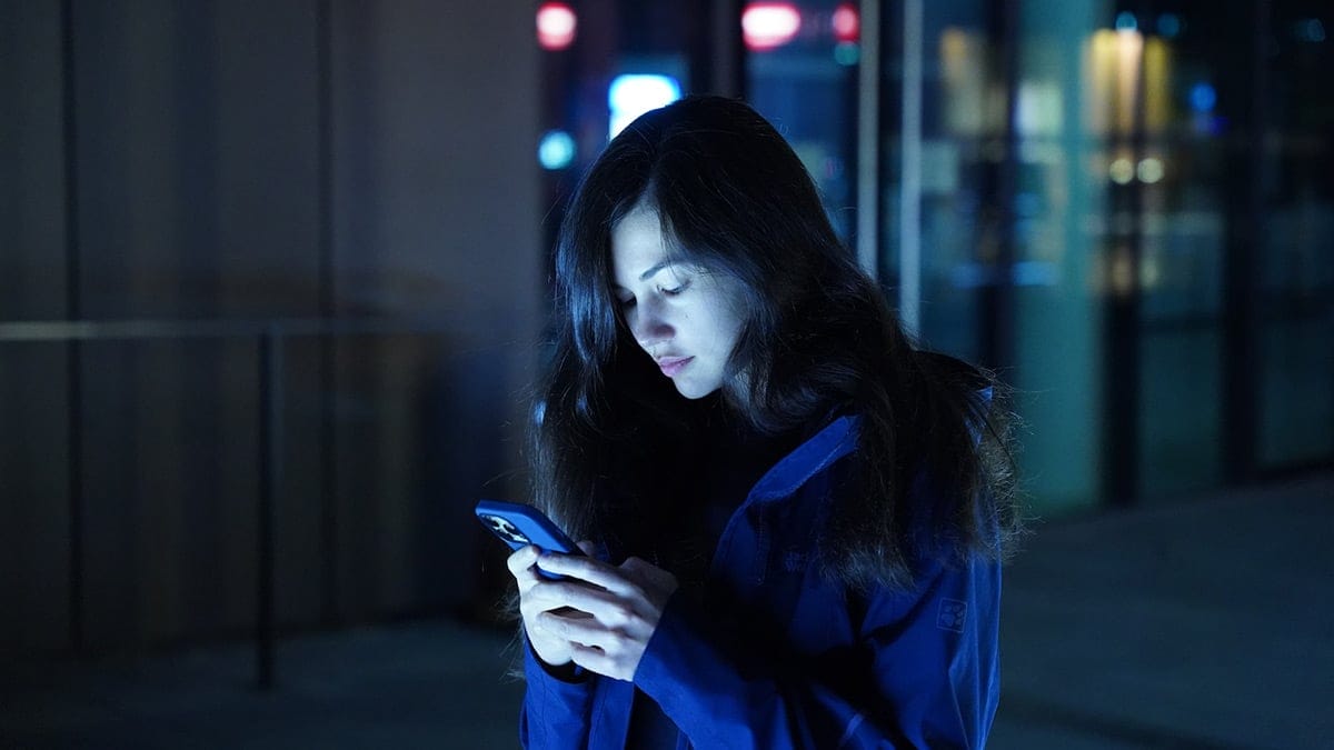 smartphone-technology-user-internet-gaming-apps-mobile