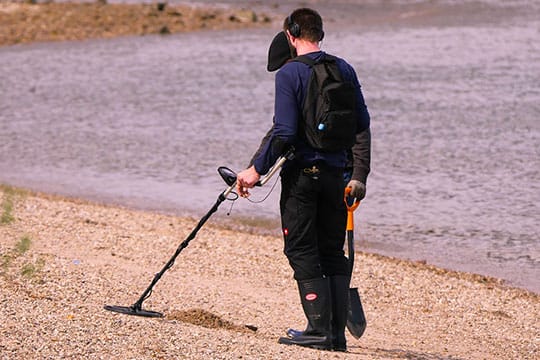 treasure-hunt-metal-detector-search-signal-find