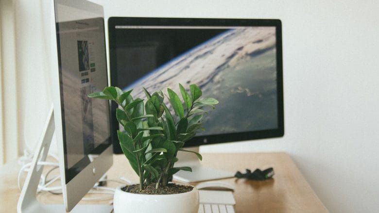 apple-desk-imac-monitors-work-office