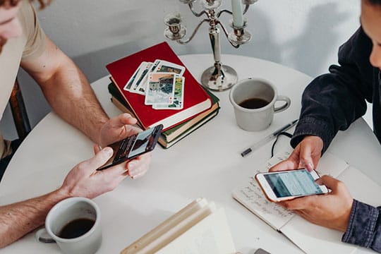 ecommerce-business-smartphone-work-office-team