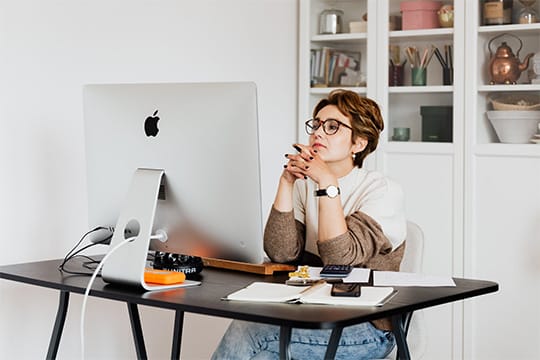 on-demand-gas-delivery-app-office-work-desk-mac-apple