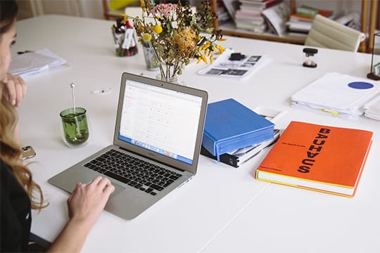 office-work-desk-macbook-apple