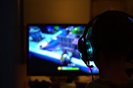 video-games-headphone-play