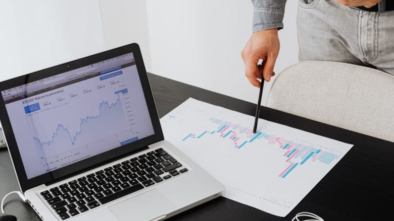 Cryptocurrency-data-management-electronic-graph-laptop-stats