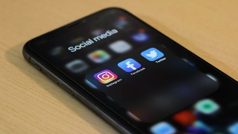 iphone-facebook-twitter-instagram-social-media-mobile