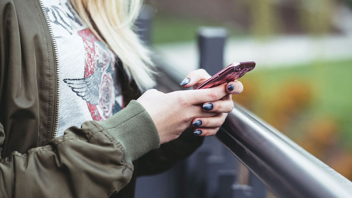 cell-mobile-phone-smartphone-chat-internet