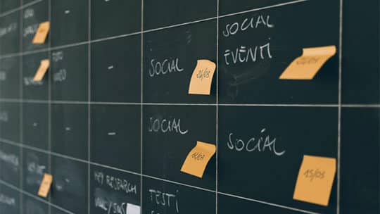 social-media-note-board-pin-post-schedule