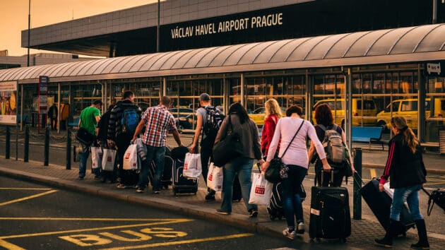 airport-gate-terminal-security-checkpoint-queue