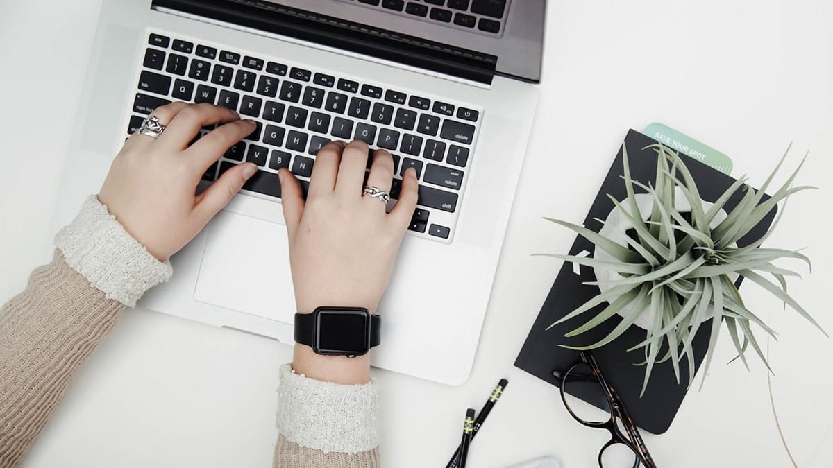 laptop-desk-work-office-technology-data-article-writing-typing