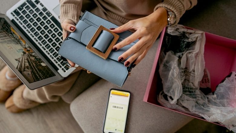 Online-Shopping-Parcel-Laptop-Purchase-Buy-eCommerce-Unboxing