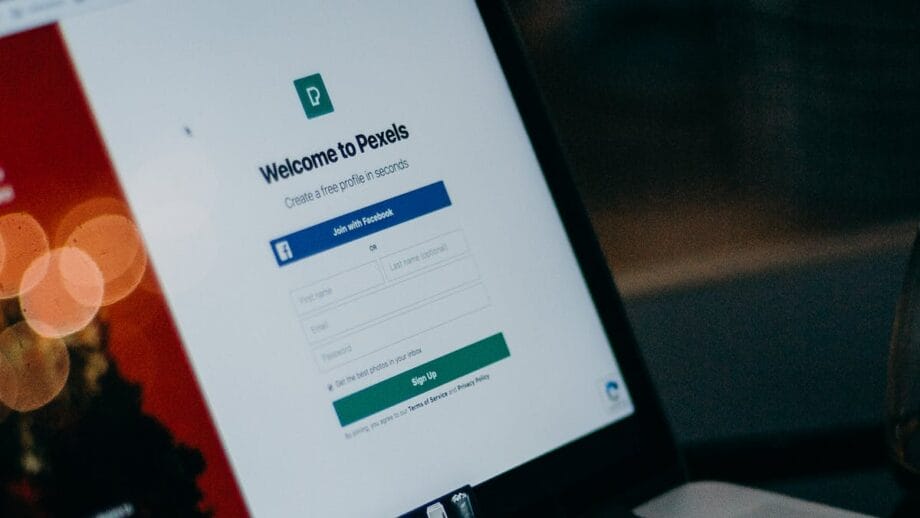 A screenshot of pexels website sighup page with social login option.