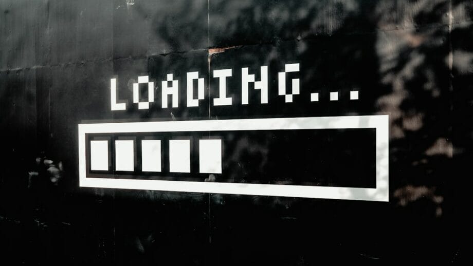 A black and white image of a loading sign.