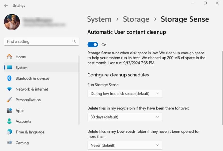 Screenshot of Windows Settings showing Storage Sense options for automatic user content cleanup, including disk space alerts and file deletion schedules.