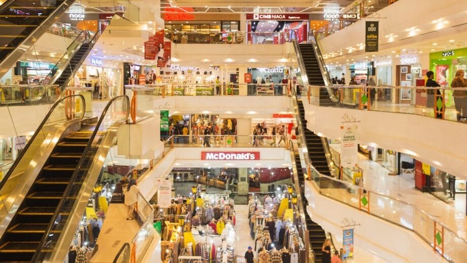 a mall filled with lots of people and escalators