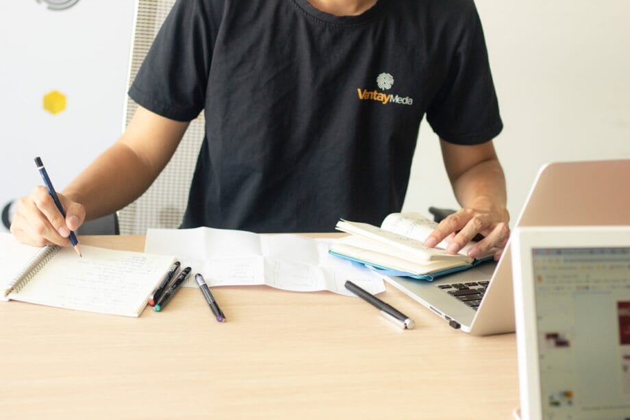 man in black crew-neck t-shirt