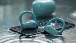 An Ear, Nose, and Throat Specialist Warns of These Overlooked Dangers of Using Earphones in Rainy Weather: ‘Although It’s Hard to Notice…’