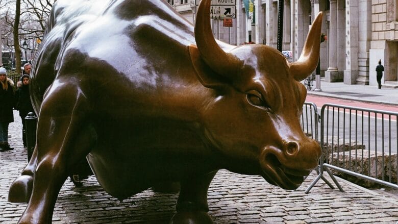 US Stock Market Reaches New Peaks Despite Economic Hurdles and AI Advancements