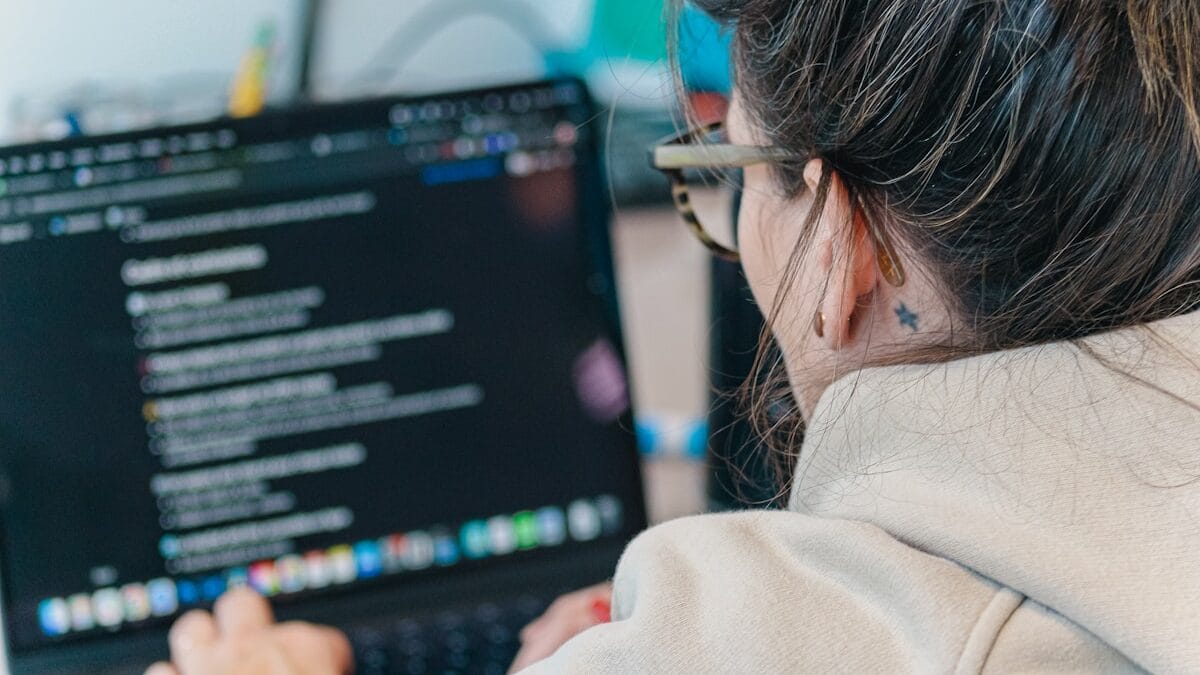 Why Users Stick to 2015 Software and Shun Windows 11 AI Features