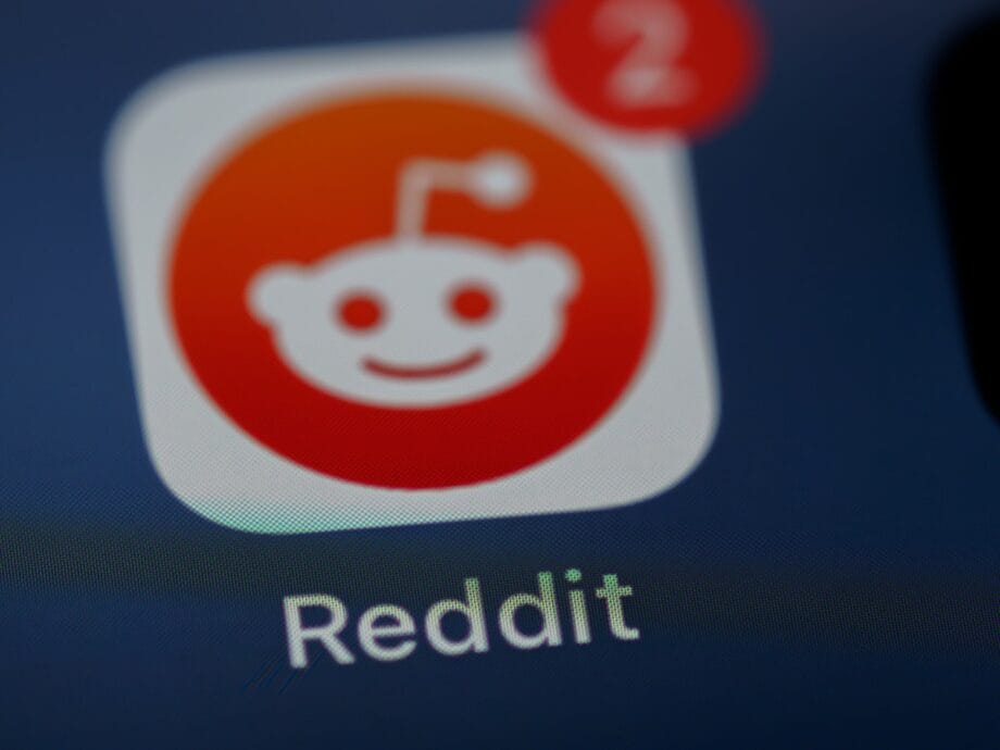 Close-up of the Reddit app icon on a screen with a notification badge showing the number 2.